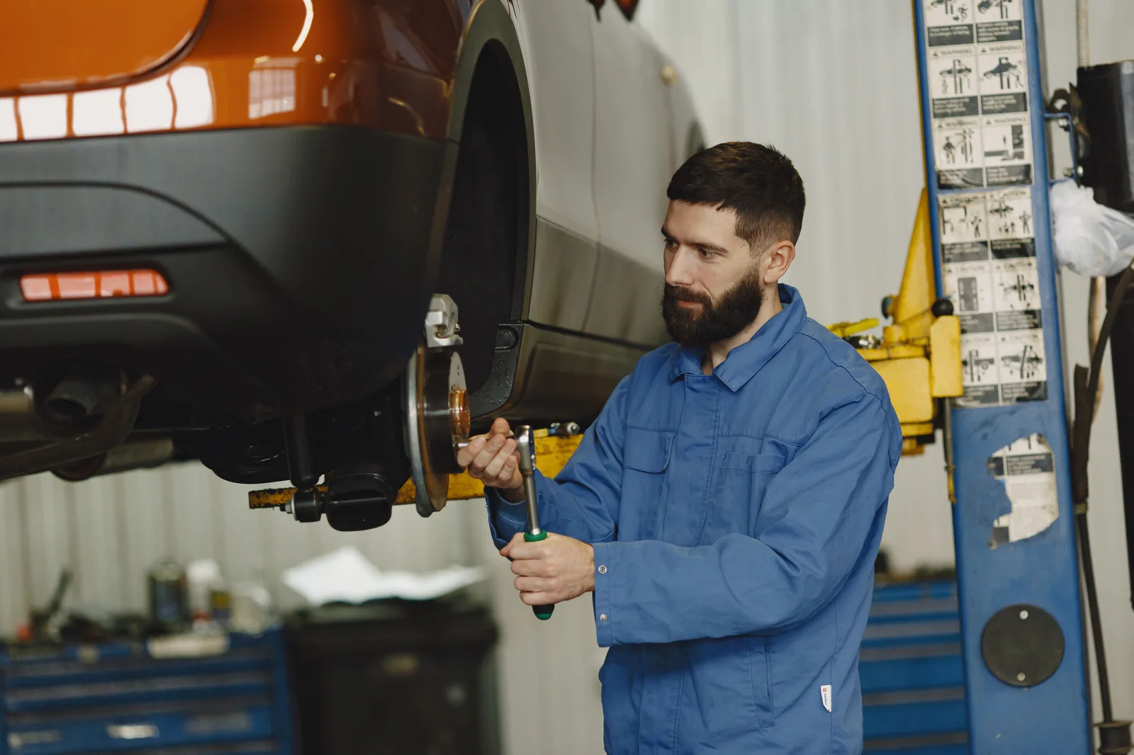 Mecánico realizando reparación automotriz
