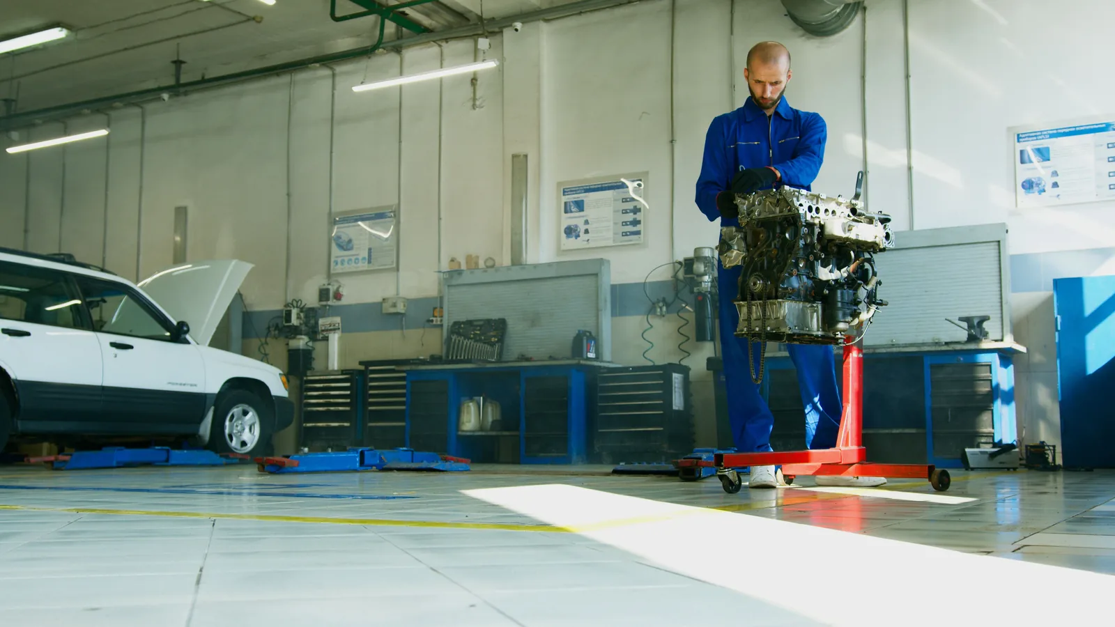 Trabajo de reparación de motor en taller
